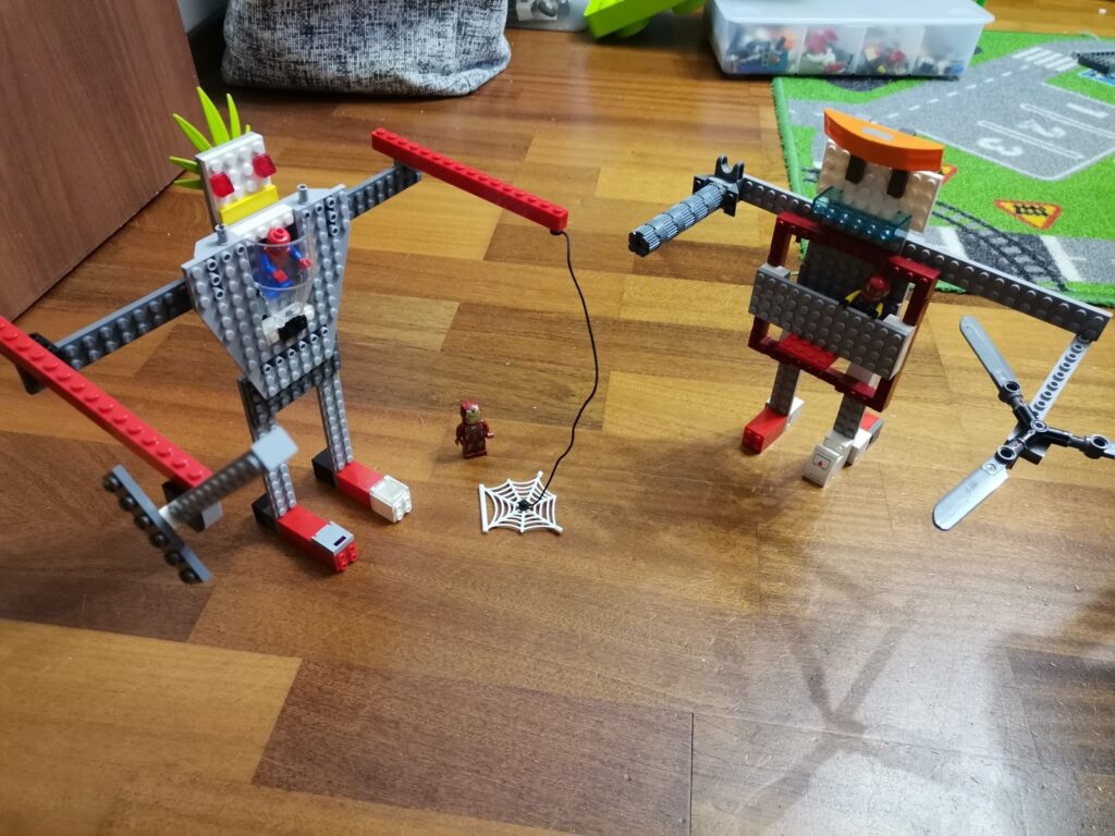 Robot z klocków Lego.