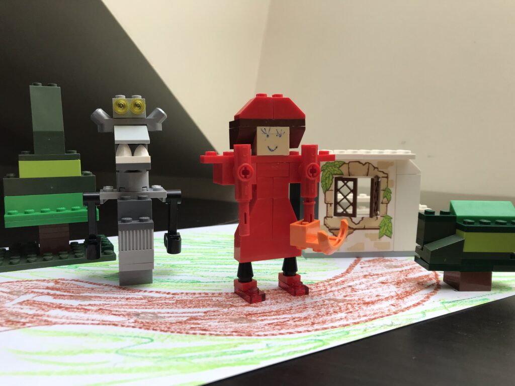 Czerwony Kapturek z klocków Lego.