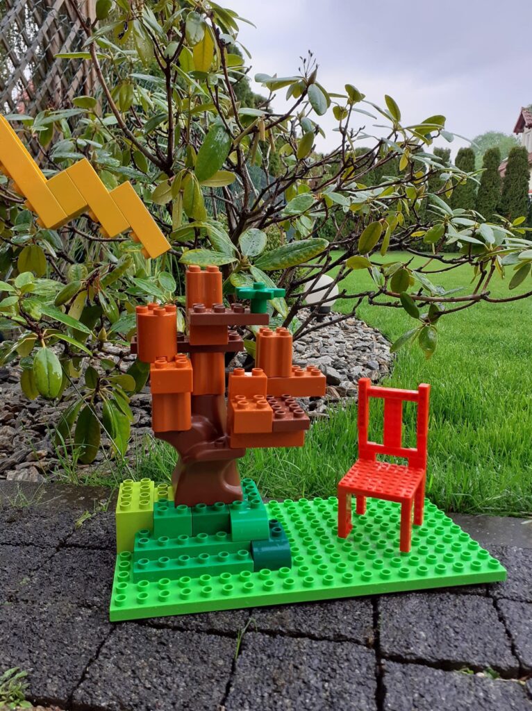 Ilustracja z klocków Lego do książki:„Magiczne drzewo. Czerwone krzesło”