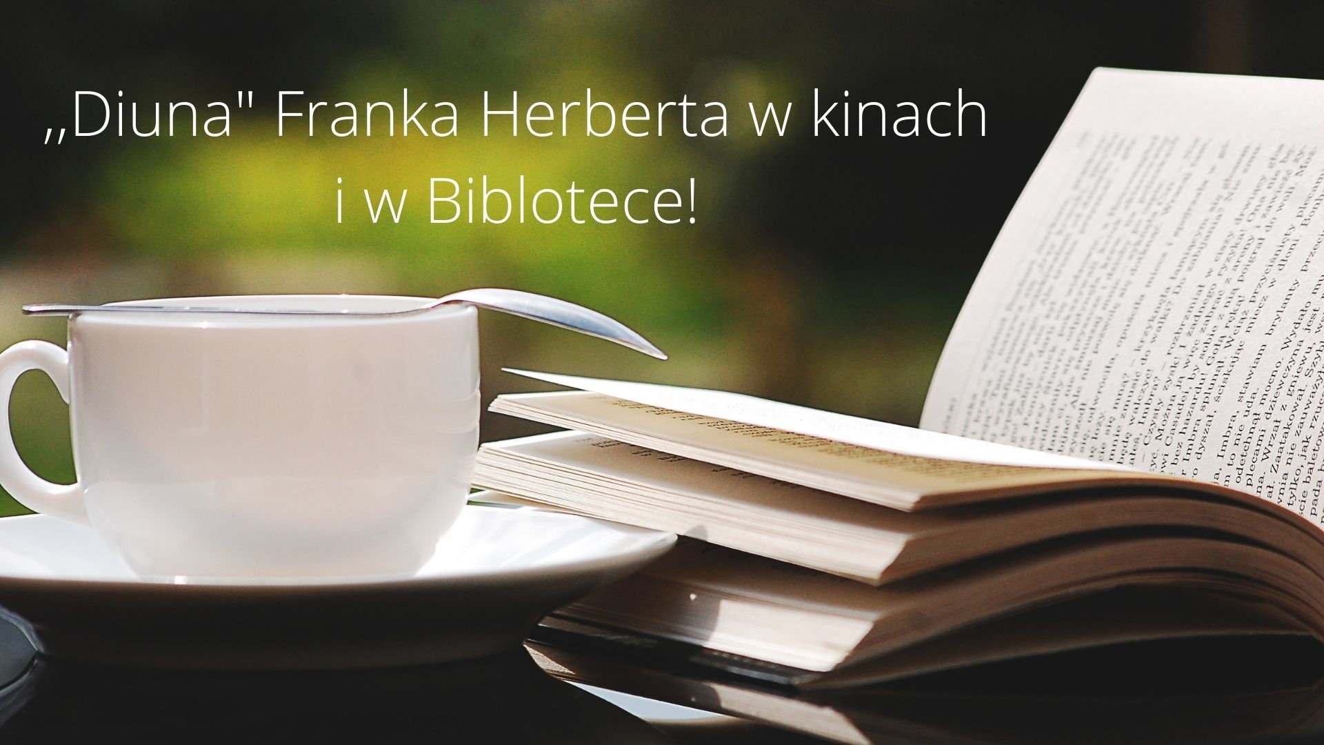 Filżanka, obok książka i napis: ,,Diuna" Franka Herberta w kinach i bibliotece!