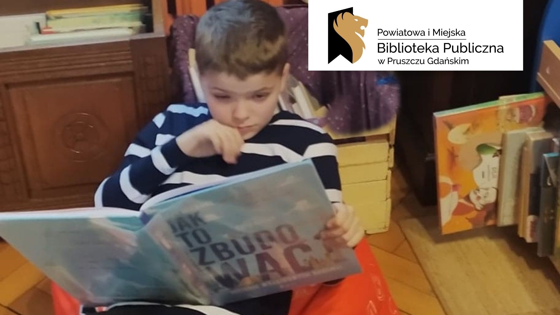 Dziecko, siedzi i trzyma otwartą książkę. Logotyp i tekst „Powiatowa Miejska Biblioteka Publiczna w Pruszczu Gdańskim”.