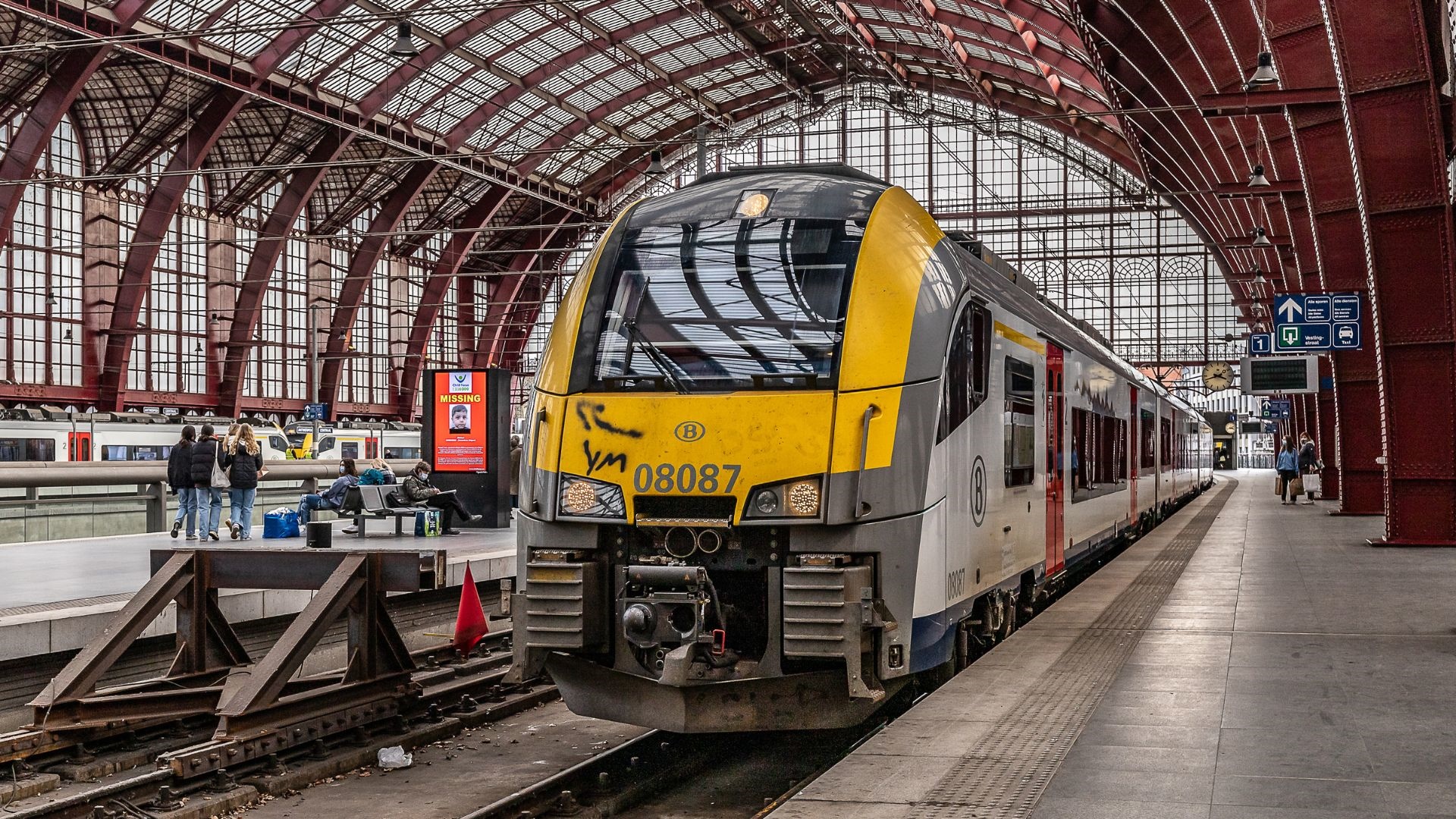 Grafika przedstawiająca peron oraz pociąg.