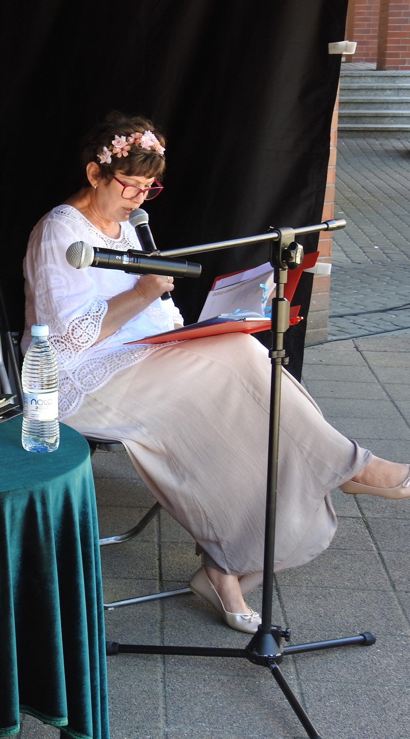Anna Krawycińska - wicedyrektor czyta balladę Mickiewicza.