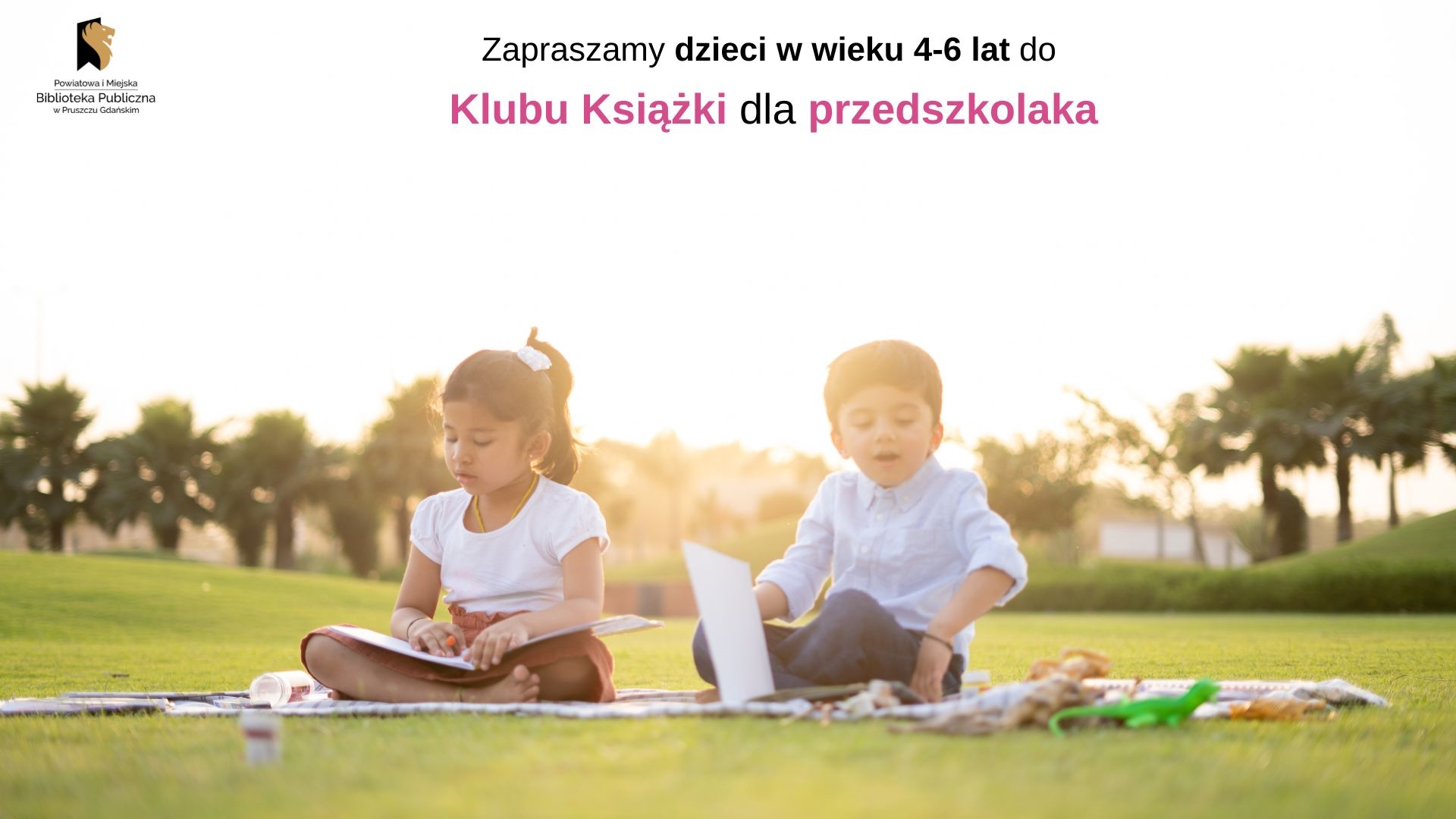 Dwoje dzieci: dziewczynka i chłopiec, siedzi na trawie z książkami na kolanach. Nad głowami dzieci napis: Zapraszamy dzieci w wieku 4-6 lat do Klubu Książki dla przedszkolaka.