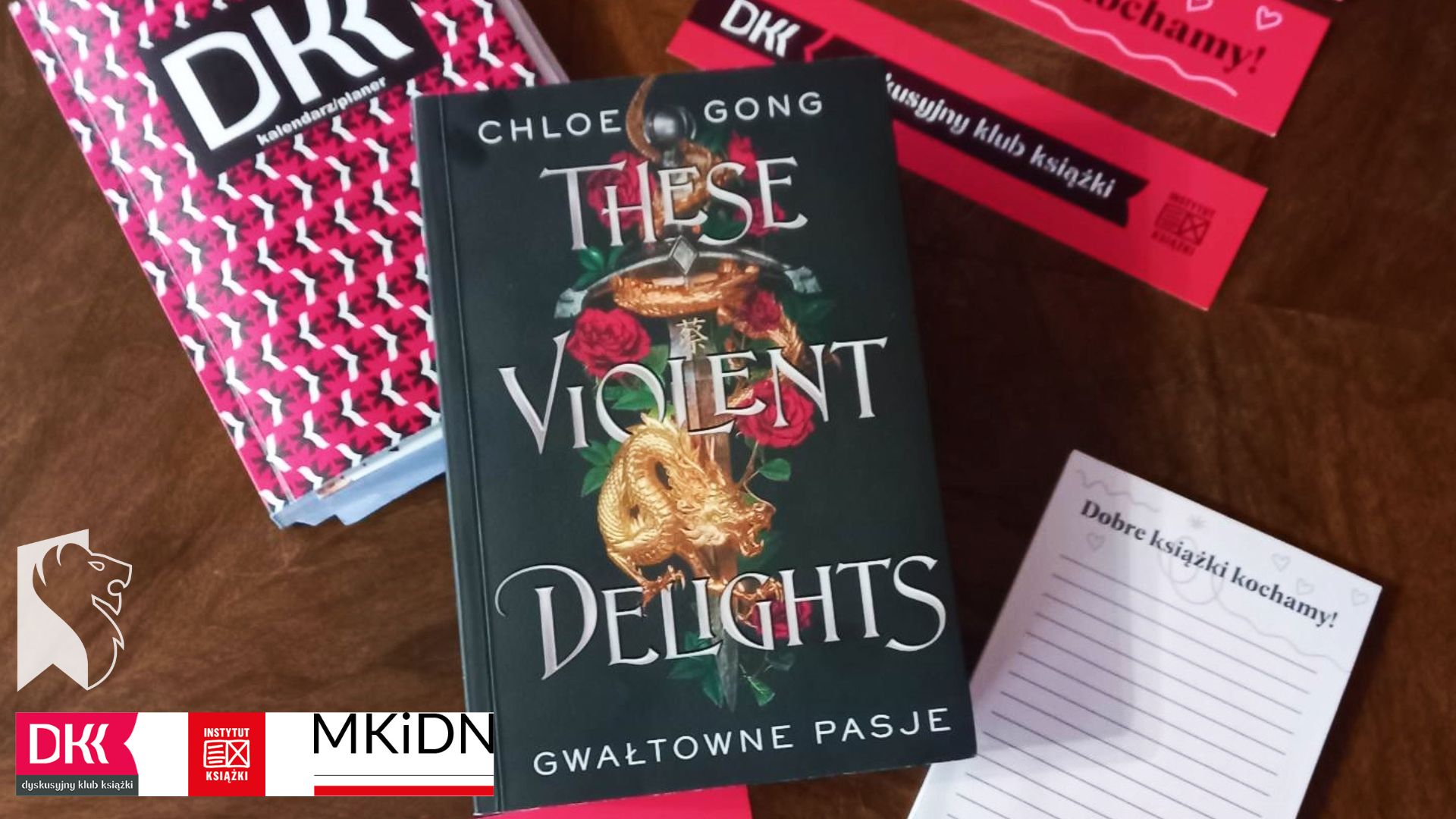 Wśród logotypów Dyskusyjnego Klubu Książki wyeksponowana została książka Chloe Gong pt. „These Violent Delights. Gwałtowne pasje”.