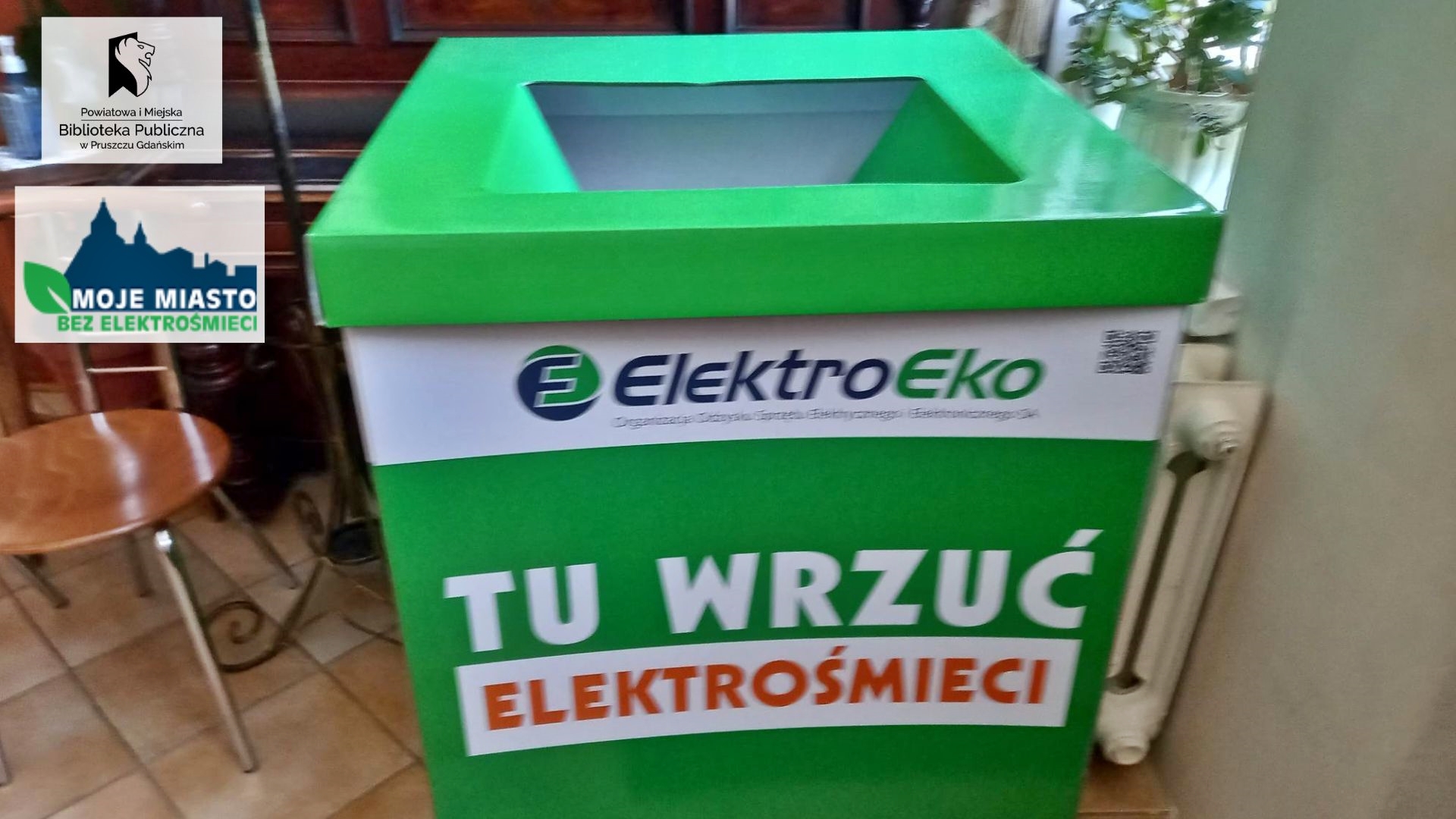 Zielony, duży karton z napisami: ELEKTROEKO, TU WRZUĆ ELEKTROŚMIECI