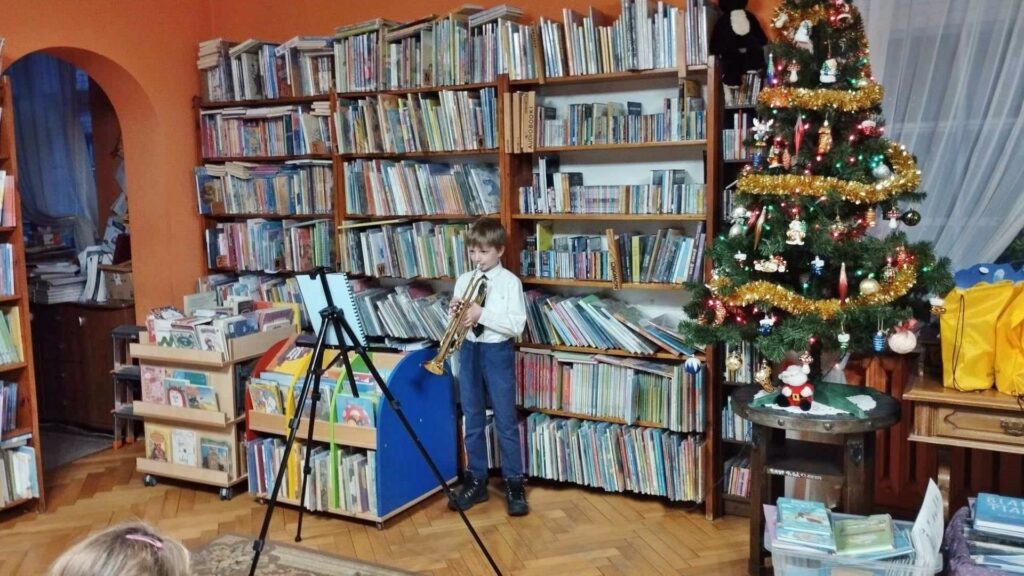 Chłopiec — Antoni Dobrowolski gra na trąbce.