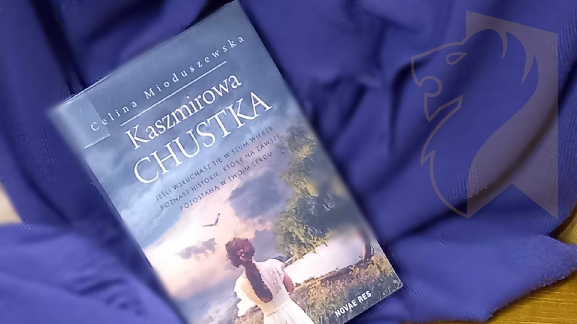 Na fioletowej chuście książka Celiny Mioduszewskiej pt. Kaszmirowa chustka.