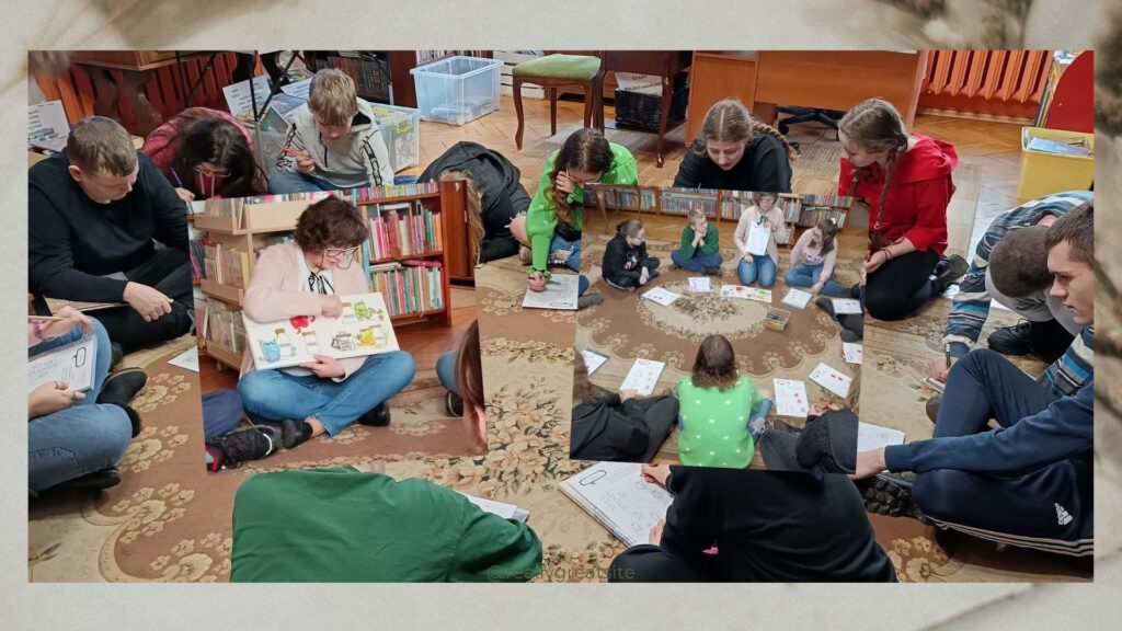 Kolaż zdjęć. Na dywanie siedzą dzieci. Przed nimi kartki z tekstem i obrazkami. Siedząca bibliotekarka pokazuje ilustracje w książce.