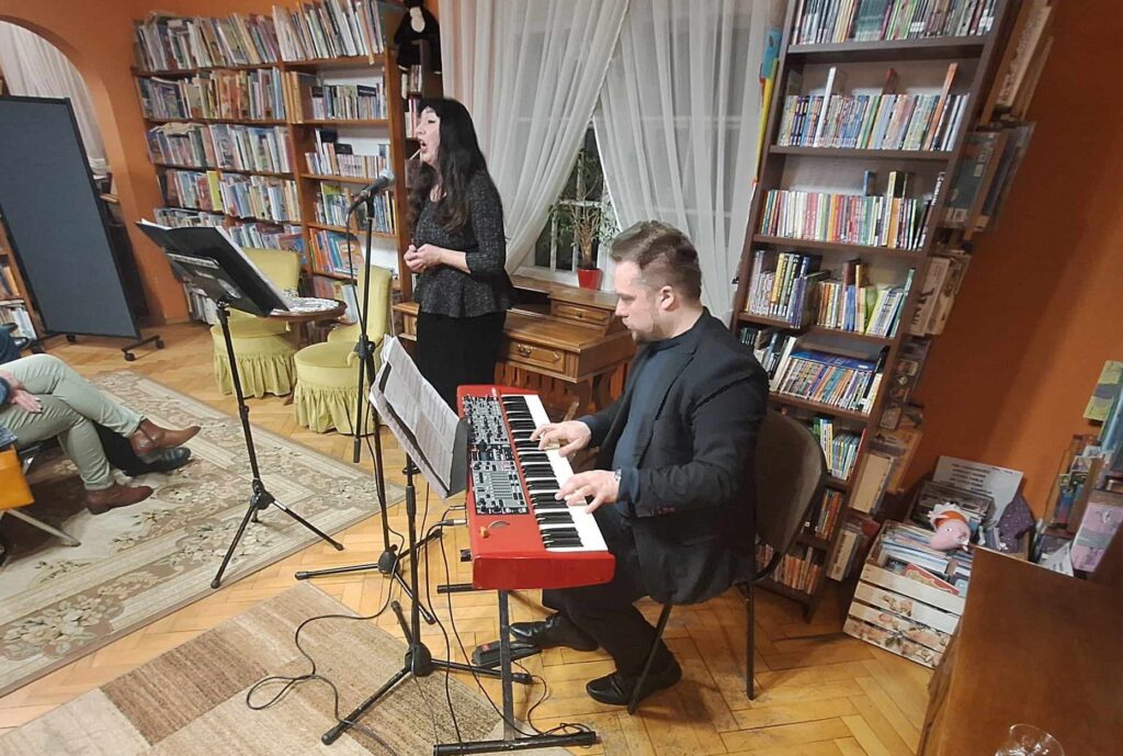 Ewa Mikulska śpiewa. Obok Andrzej Mikulski gra na keyboardzie.