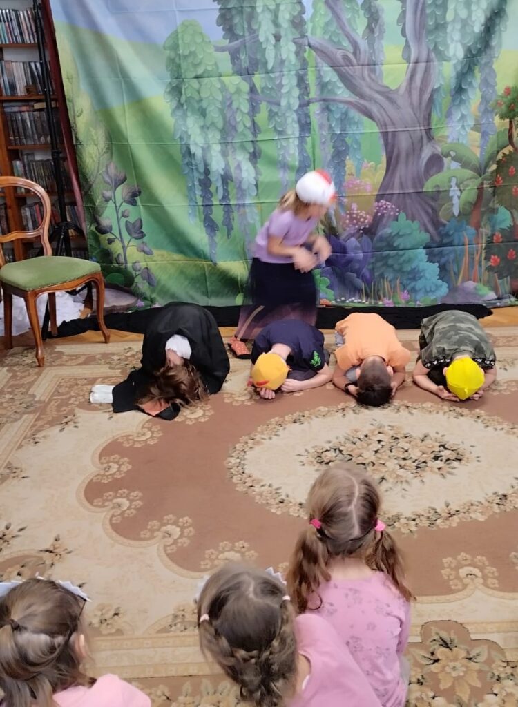 Dzieci podczas warsztatów teatralnych. Odgrywają sceny z Brzydkiego Kaczątka.