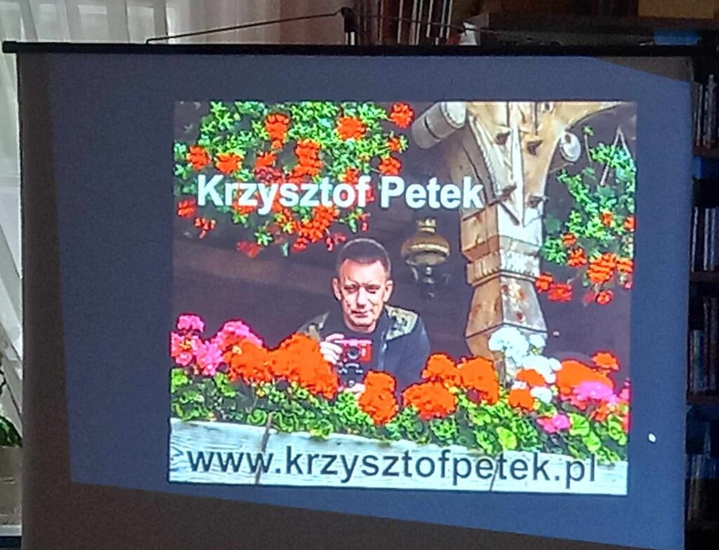 Zdjęcie Krzysztofa Petka na ekranie rzutnika.