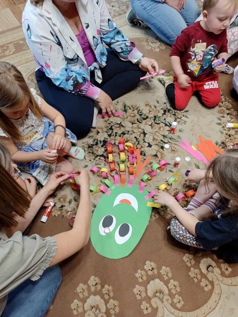 Prace plastyczne wykonane na zajęciach przedstawiające papierowe ośmiornice z mackami z łańcucha papierowego.