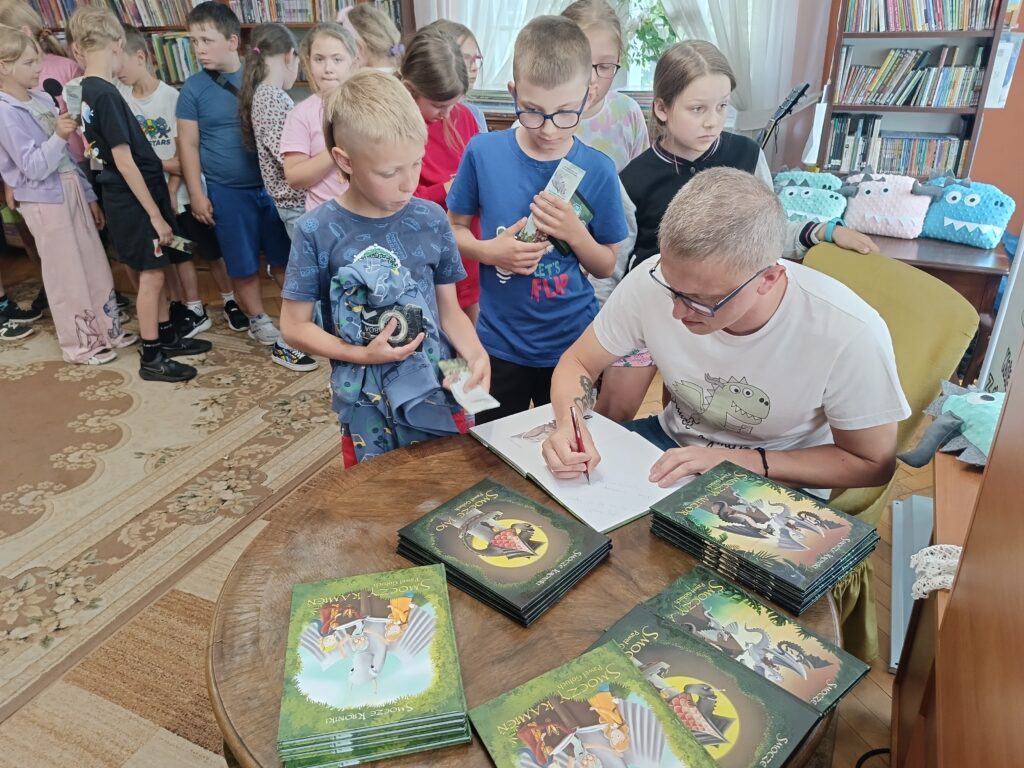 Pisarz rozdający autografy.