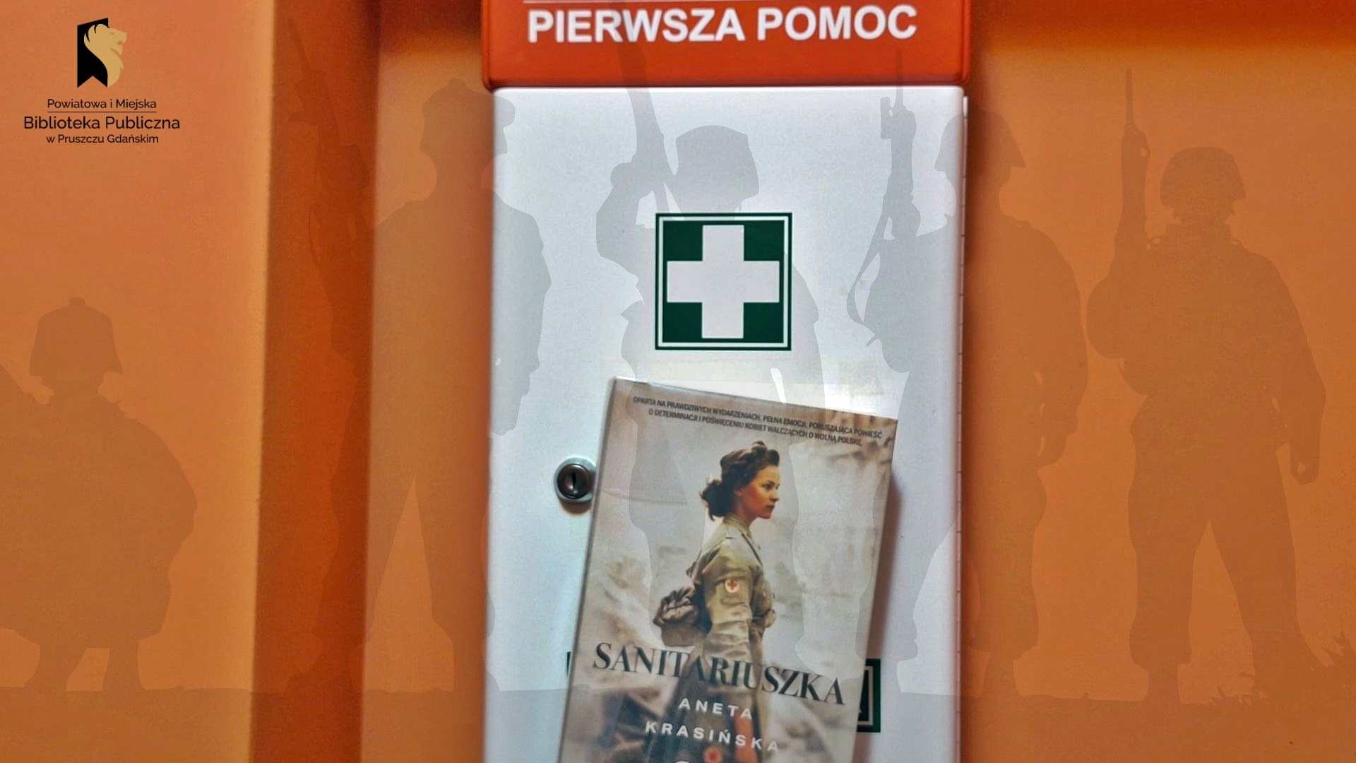 Na 1 planie książka na tle apteczki z lekami. W oddali lekko zarysowane sylwetki żołnierz.